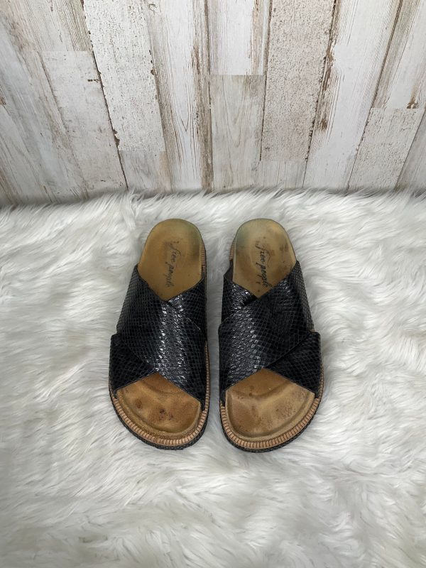 Black & Brown Sandals Flats Free People, Size 6.5 For Sale